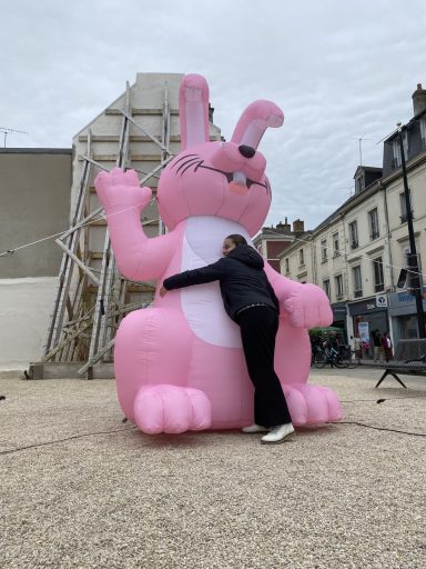 Location 50€ Lapin gonflable rose de 3m