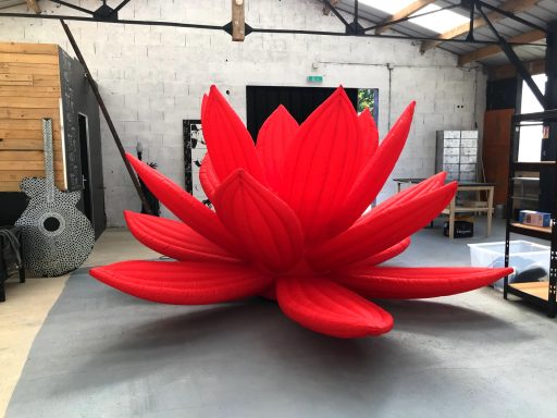 Location 70€ Lotus rouge gonflable de 3m de diamètre