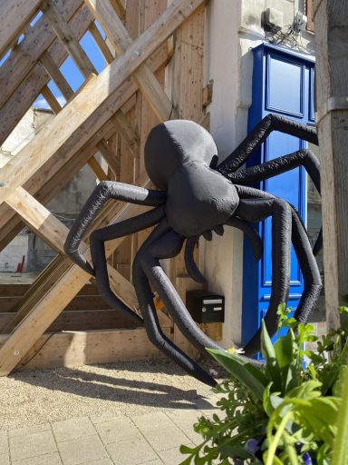 Location 50€ Araignée géante moteur intégré. 3m de haut. Peut se fixer